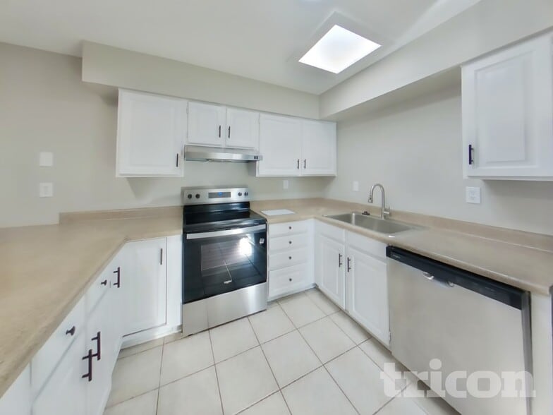 Building Photo - 823 W Juanita Cir