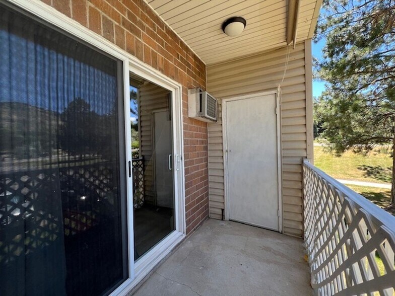 Building Photo - 1250 Golden Cir