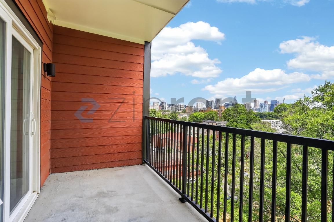 Building Photo - Unit 403