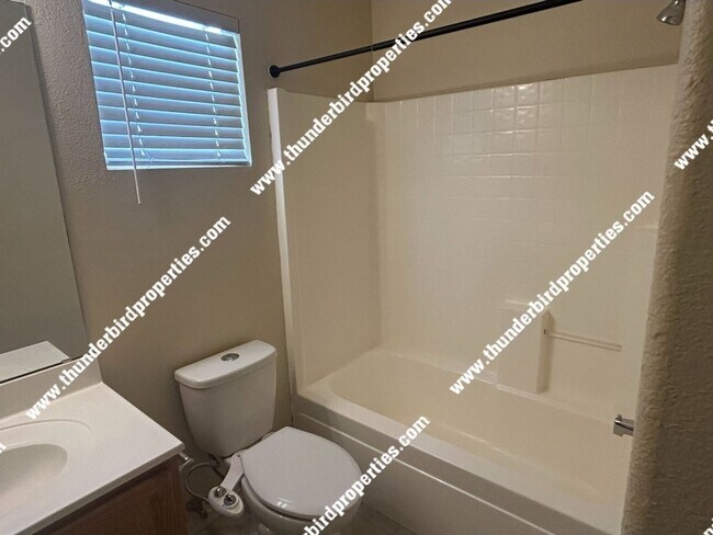 Building Photo - Gated Community available NOW!