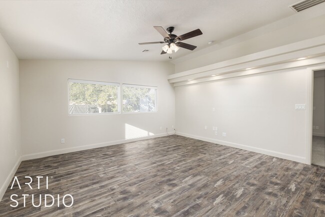 Building Photo - Updated 4 Bedroom 2 Bathroom Home in Washi...