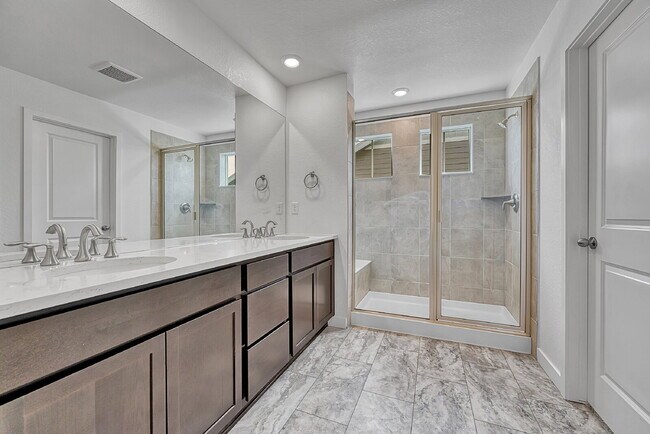 Building Photo - $4,450.00, 5 bed, 4.5-bath located in Broo...