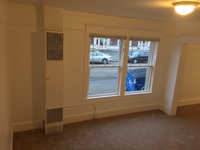 Building Photo - 505 SE Lyon St