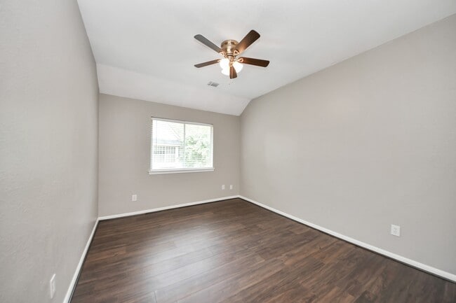 Building Photo - 1302 Raintree Cir