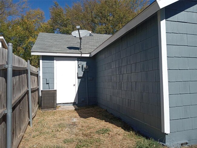 Building Photo - 1612 Scottsdale Dr