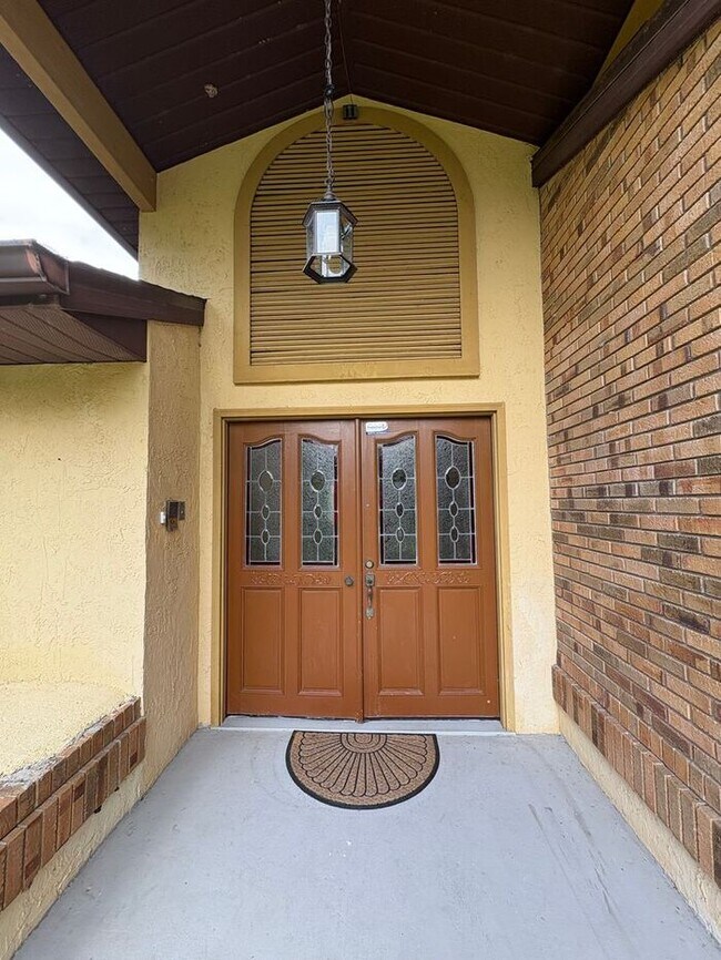 Building Photo - Kissimmee home with a lake view