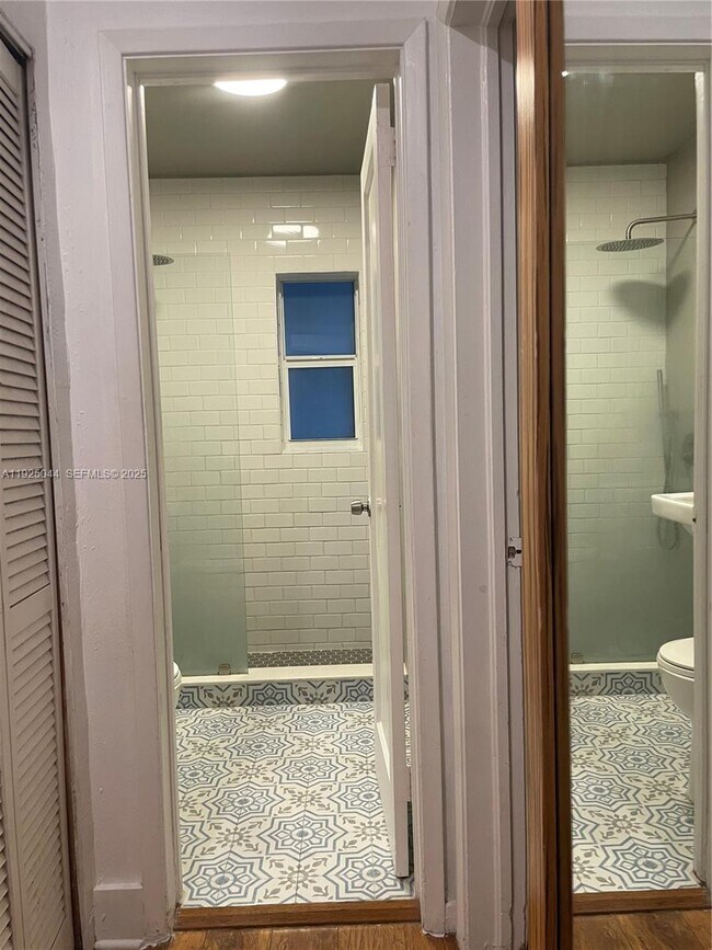 Building Photo - 705 E 9th Ct