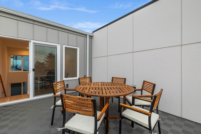 Building Photo - 129 11th Ave E