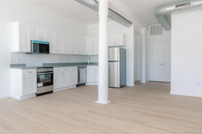 Building Photo - 155 S River St