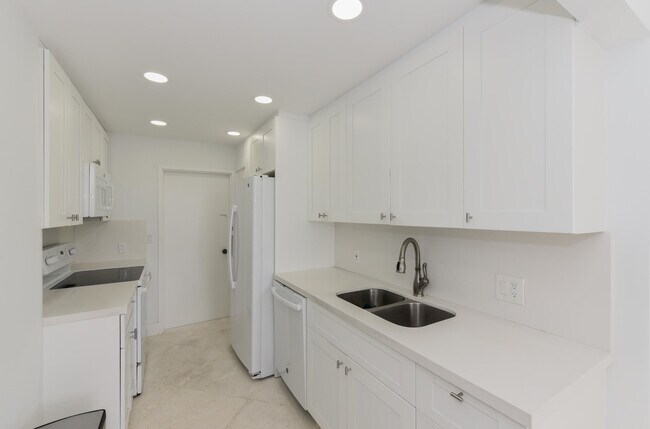 Building Photo - 2860 S Ocean Blvd