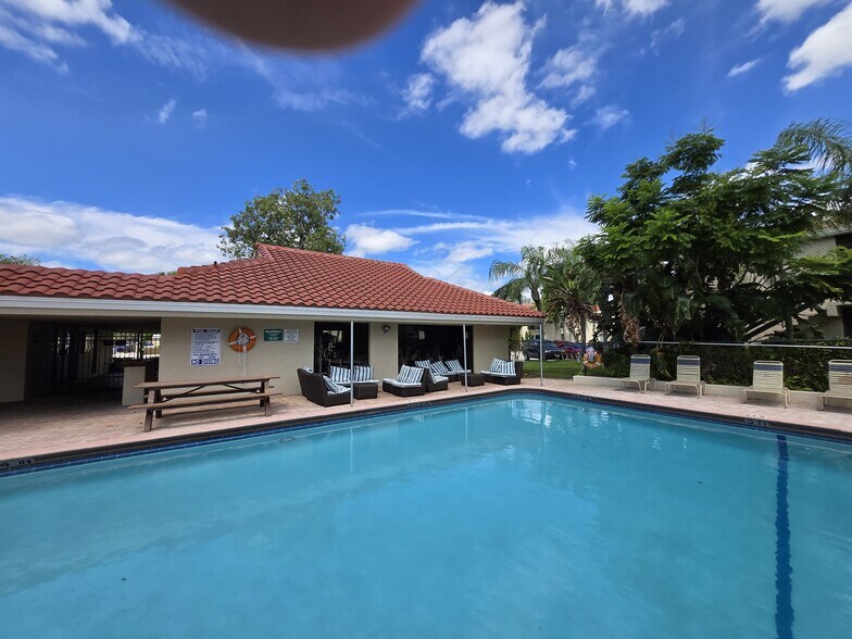 Building Photo - 5242 NE 6th Ave