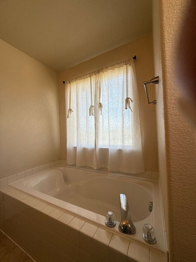 Building Photo - 5-bedroom home with expansive mountain views!