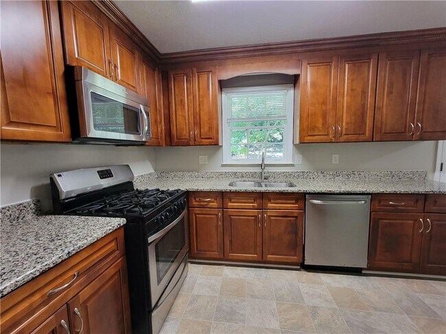 Building Photo - 2506 Windmere Dr NW