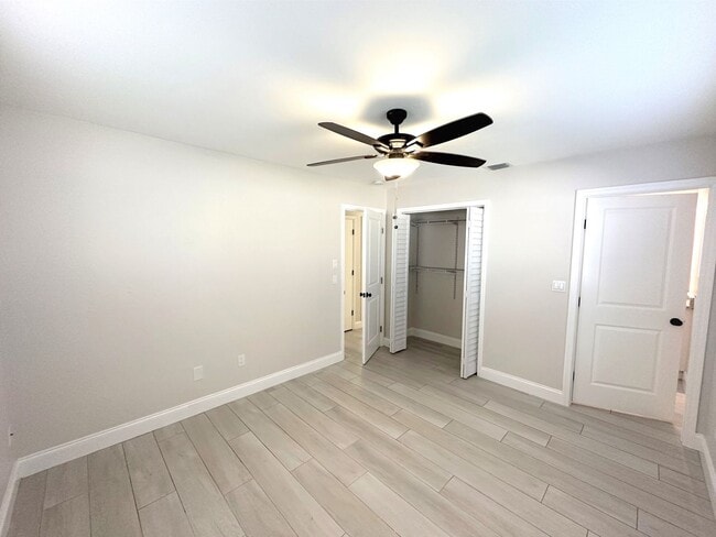 Building Photo - ** CENTRAL NAPLES ** 3 BED + DEN / 2 BATH ** GARAGE - NO HOA! ** ANNUAL RENTAL **