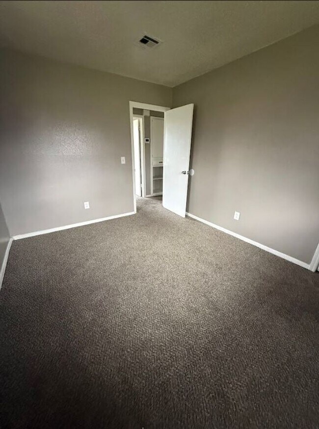 Building Photo - Charming 4-Bedroom Home with Spacious Yard!