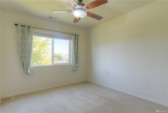 Building Photo - Large Lacey Four Bedroom, Corner Lot, Newl...