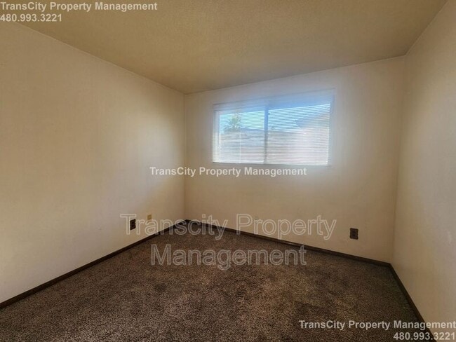 Building Photo - 128 E Ellis Dr