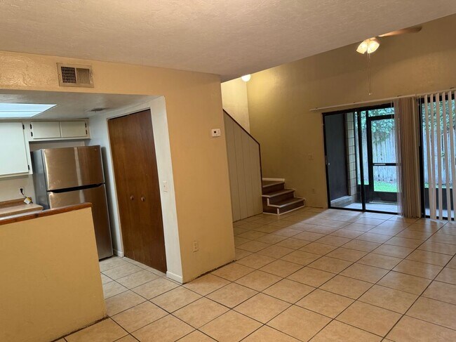 Building Photo - 4304 SW 70th Terrace