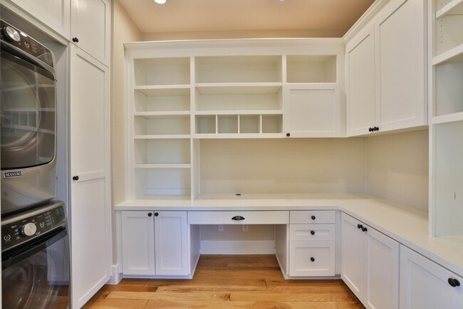 Building Photo - Modern 3-Bedroom Townhome with Rooftop Dec...