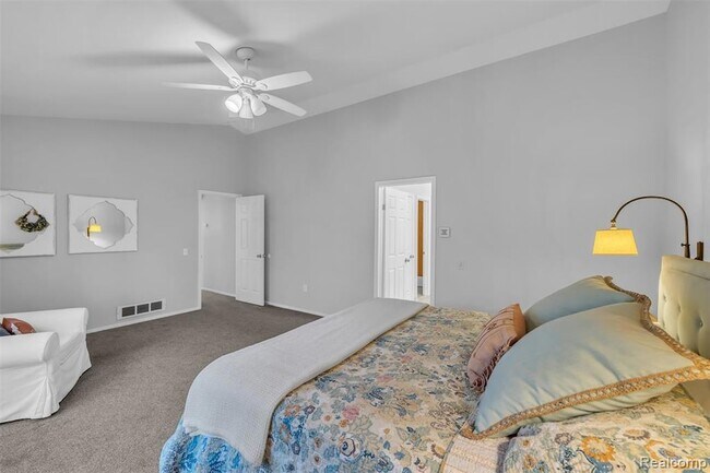 Building Photo - 45077 Roundview Dr