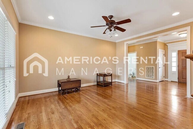 Building Photo - Private Estate Living on Over 3 Acres! Available to view NOW!