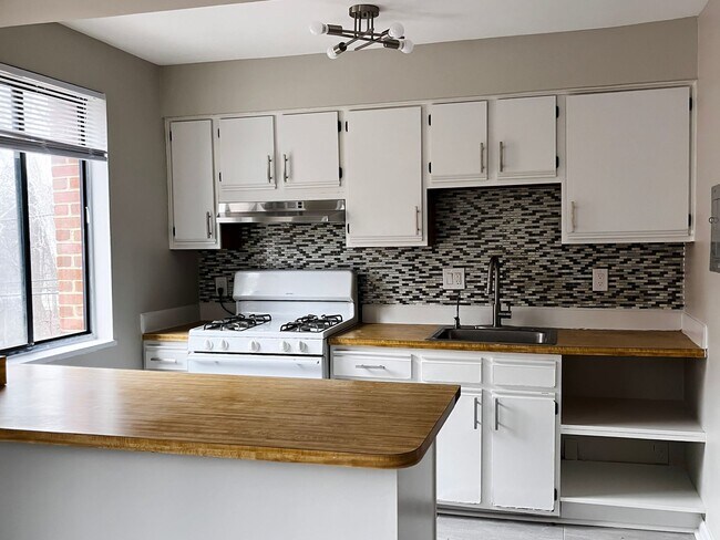 Building Photo - Spacious Sunlit 2BR Apartment – Prime Loca...