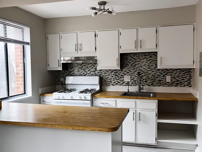 Building Photo - Spacious Sunlit 2BR Apartment – Prime Location in Southwest DC!!