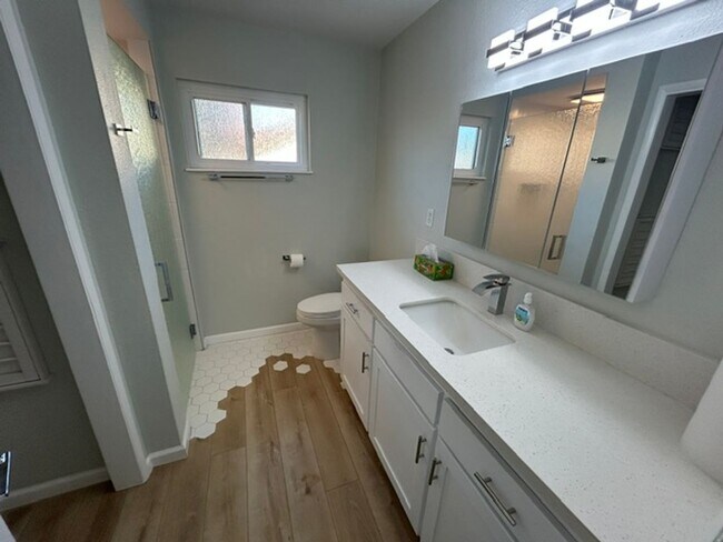 Building Photo - 2647 W Evergreen Ct