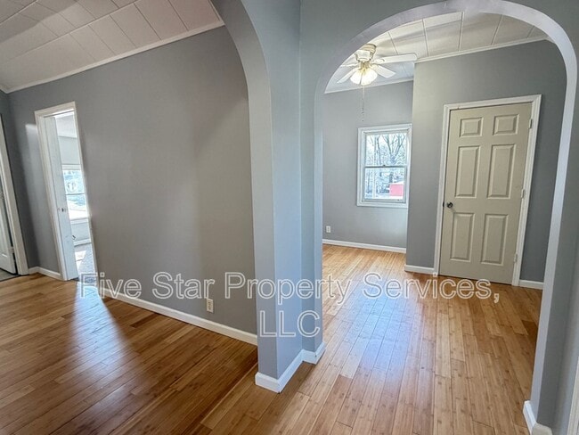 Building Photo - 100 1/2 N State St