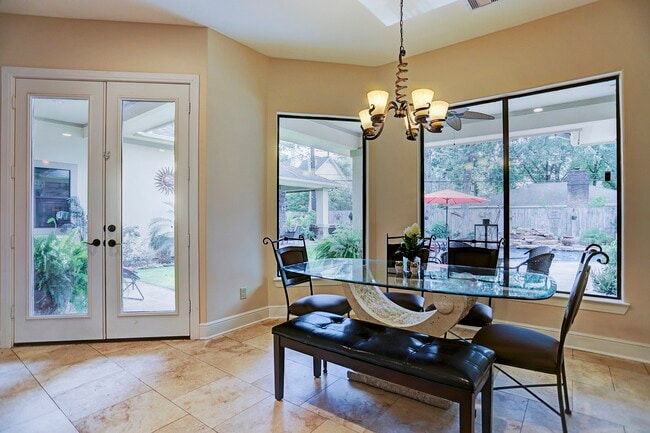 Building Photo - 1611 Lynnview Dr