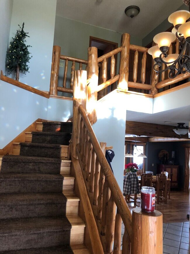 Building Photo - 4 Bedrooms, 3 Bathrooms Fully Furnished La...