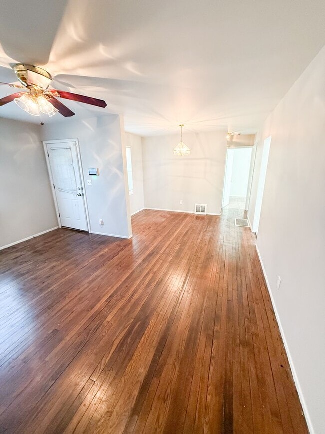Building Photo - 2 Bed/1 Bath - Beautiful Hardwood Floors!