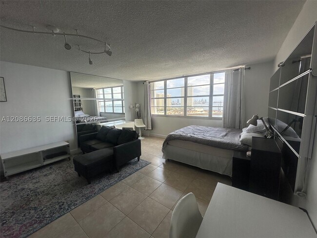 Building Photo - 905 Brickell Bay Dr