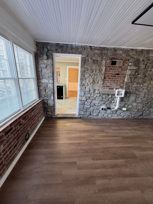 Building Photo - 287 E Eastland St