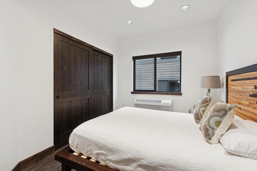 Building Photo - 1840 Baker Ave