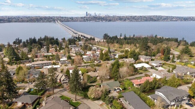 Building Photo - Sunny Air Conditioned Mercer Island Charmer!