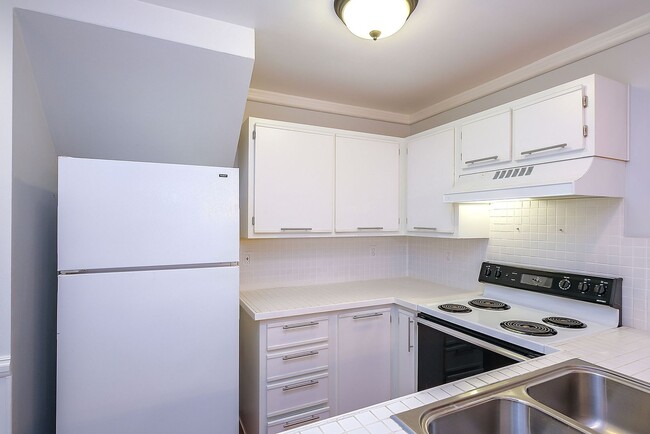 Building Photo - Great Location! 2 bedroom, 2.5 Bathroom To...