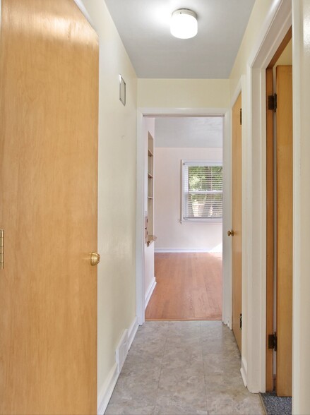 Building Photo - 2637 S 51st St