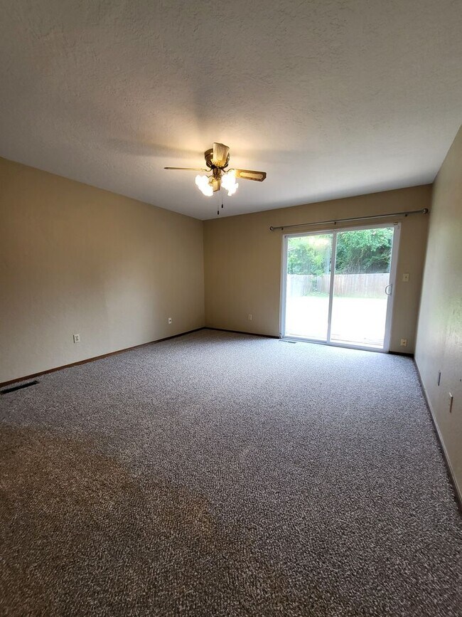 Building Photo - (3) Bed/(2) Bath in West Norman!