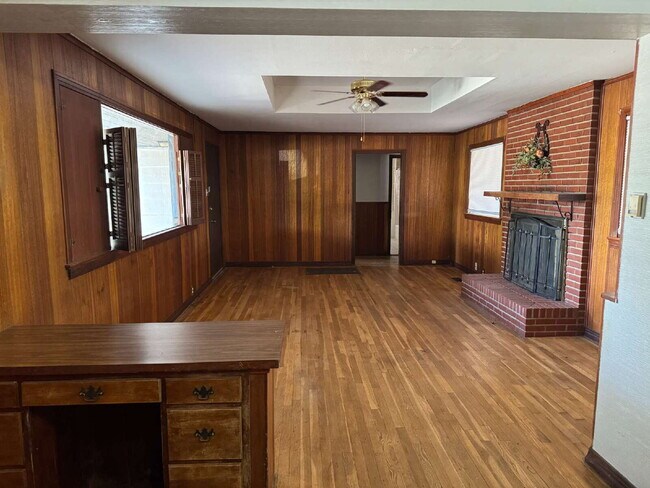 Building Photo - "Charming 2-Bed Home with Gleaming Hardwood Floors in Central Lubbock – 1274 Sq. Ft. of Cozy Livi...