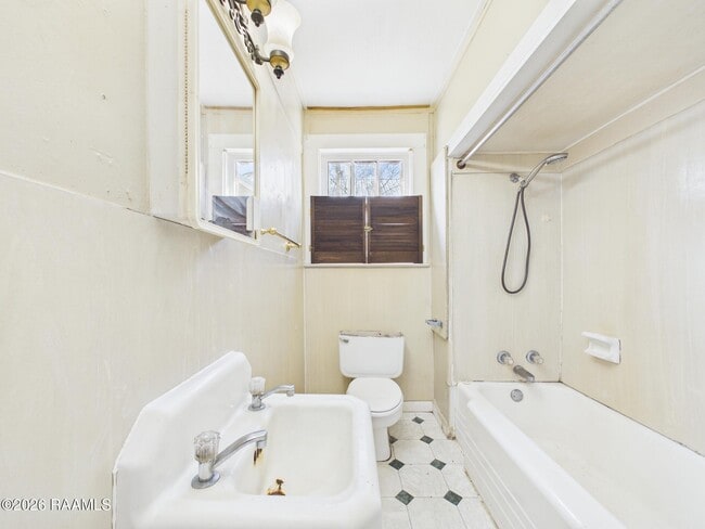 Building Photo - 324 General Mouton Ave