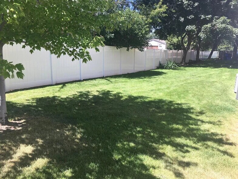 Green Space (side) - 822 E Gatewood Dr