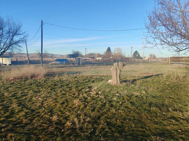 Building Photo - Country Home with Room for Horses or Lives...