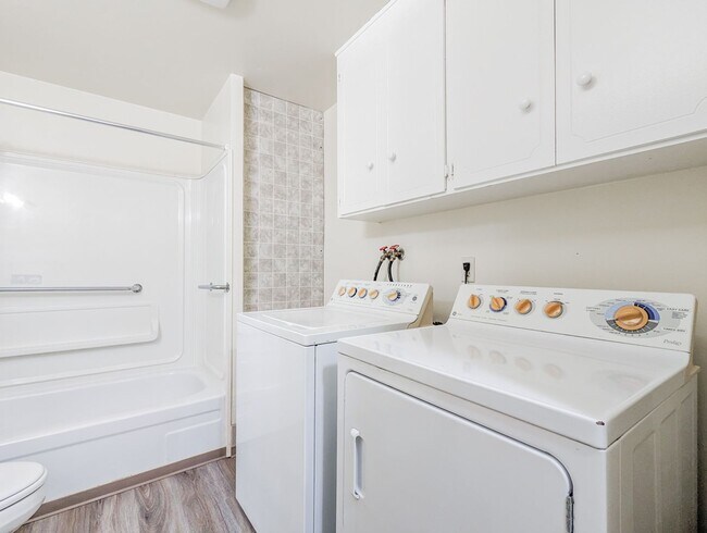 Building Photo - 15817 Manor Way