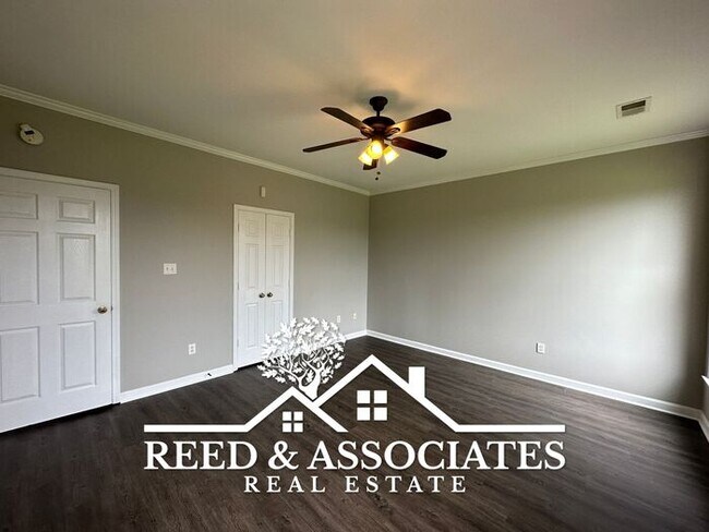 Building Photo - 4 Bedrooms in Southaven!