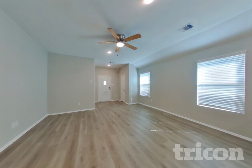 Building Photo - 212 Seven Pnes Dr