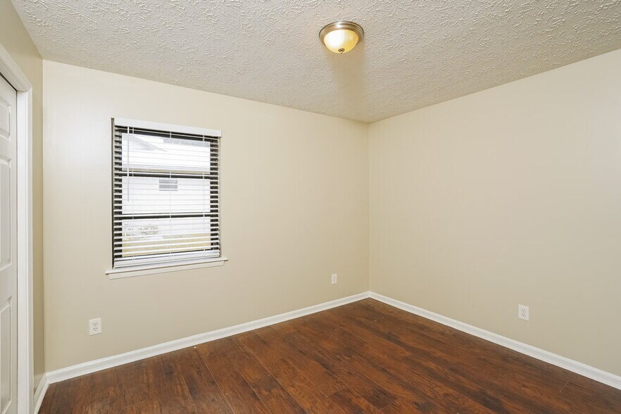 Building Photo - 452 SW Sansom Ln