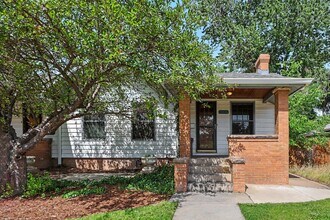 Building Photo - Charming University Neighborhood Home | 2 Bedrooms + Bonus Room