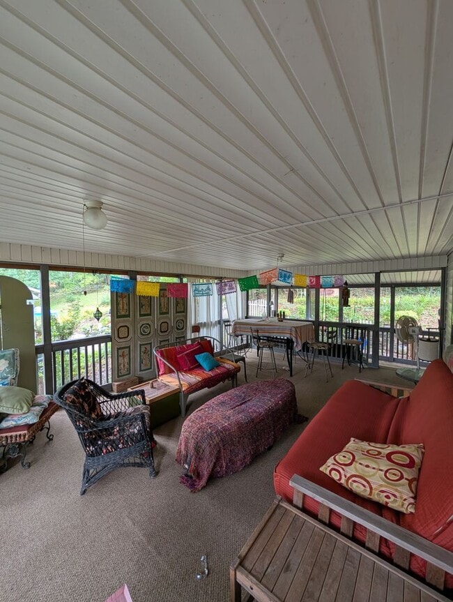 Building Photo - Black Mountain Rental!