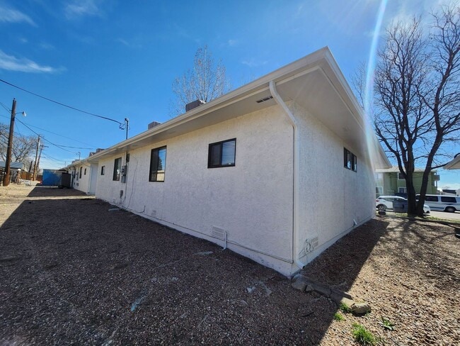 Building Photo - 1419 Anita St